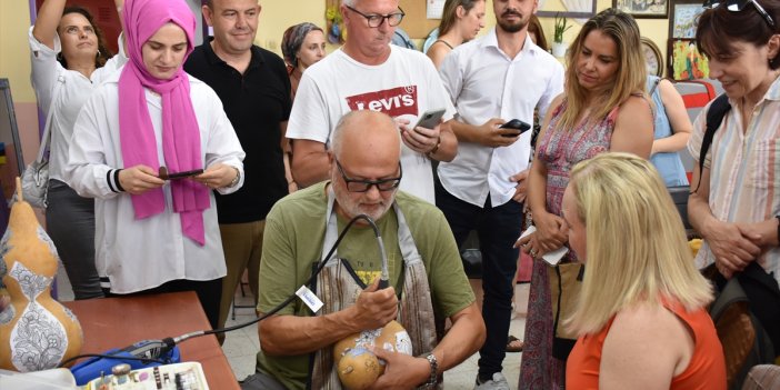 Atık malzemelerden yapılan el işi ürünler yabancı misafirlere sergilendi