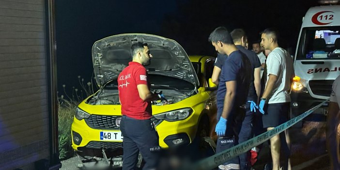 Ticari taksinin altında kalan motosikletli hayatını kaybetti