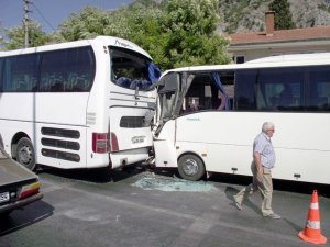 Söke'de Trafik Kazası: 8’i Turist 9 Yaralı