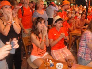 Hollandalı Turistler, Kuşadası Sokaklarını Stadyuma Çevirdi