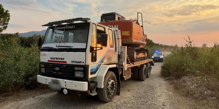 Kuyucak’ta iş makinasıyla kaçak kazı yapan iki kişi gözaltına alındı