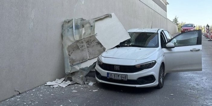 Facianın eşiğinden dönüldü! Optimum AVM’de tavan kalıbı otomobilin üzerine düştü!