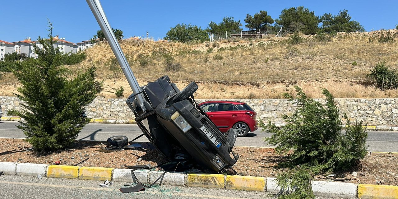 Aydınlatma direğine çarpan araçta 5 kişi yaralandı!