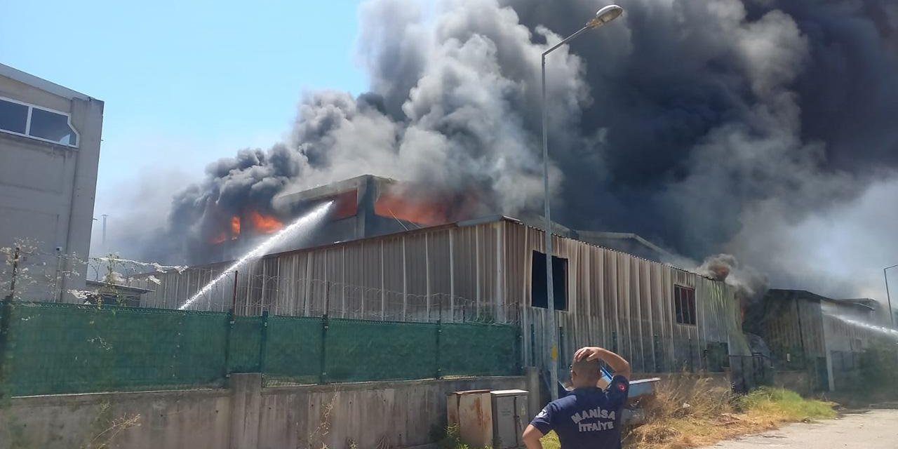 Komşuda fabrika yangını: Gökyüzünü siyah dumanlar kapladı