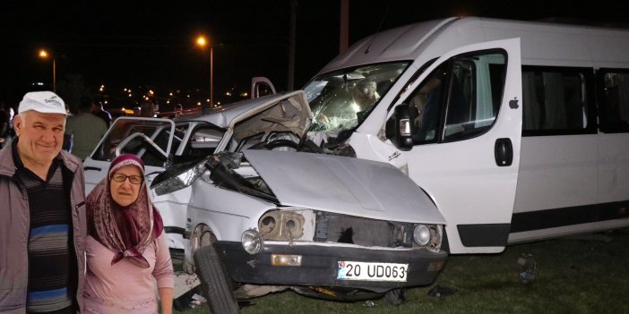 Minibüs otomobili biçti: Yaşlı çift hayatını kaybetti, 10 kişi yaralandı