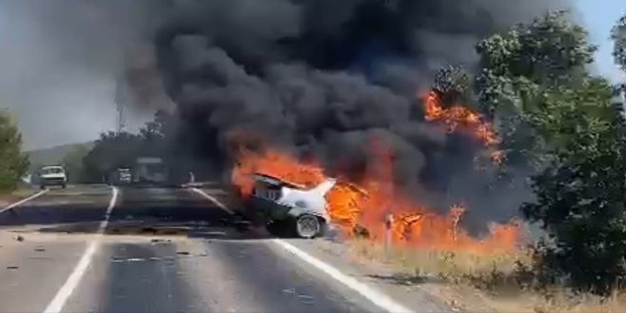 Kafa kafaya çarpışan otomobil alev topuna döndü! 2’si çocuk 5 yaralı var