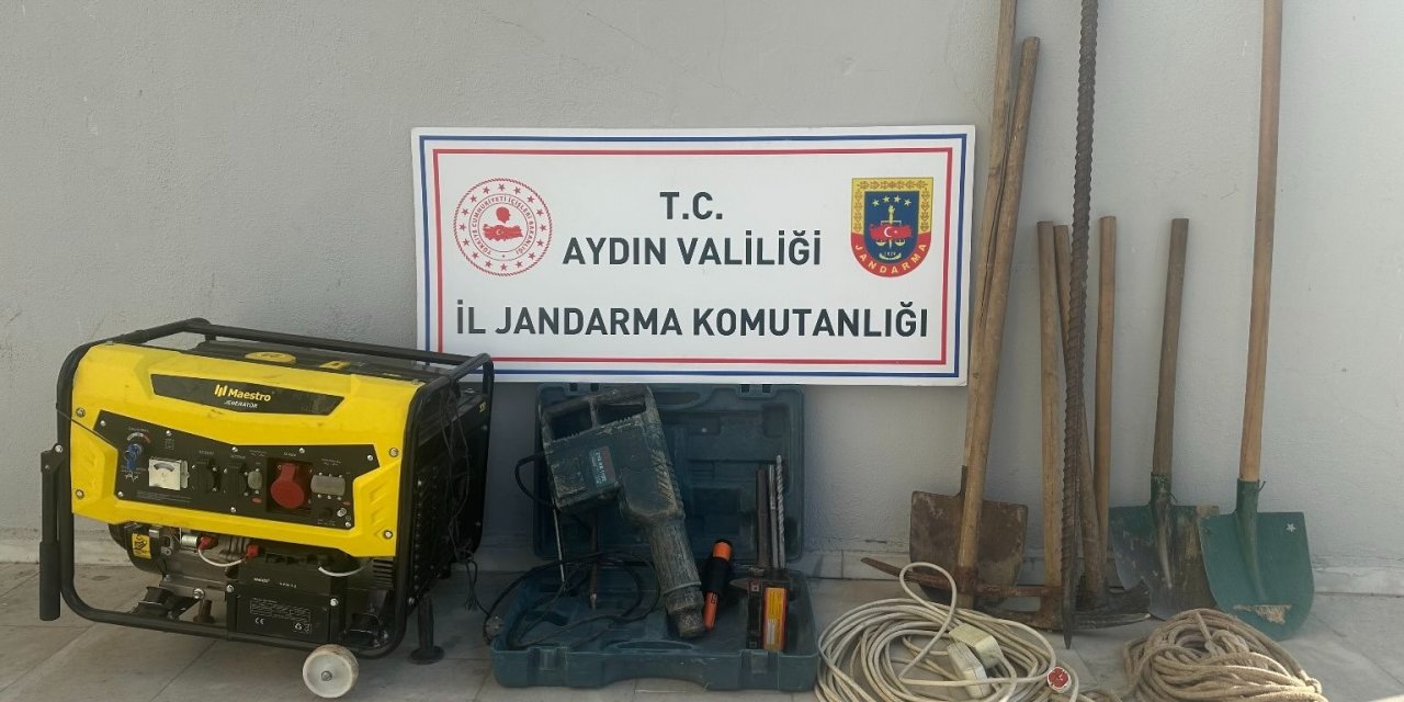 Tarihi eser kaçakçıları açtıkları 3 metrelik çukurda suçüstü yakalandı!