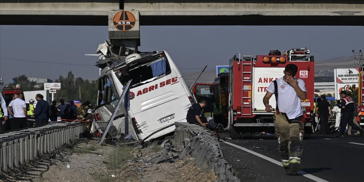 Yolcu otobüsü köprü ayağına saplandı, aracın yarısı biçildi: 9 ölü 26 yaralı var