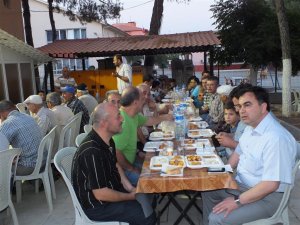 Geleneksel İftar Sofrasında Bir Araya Geldiler