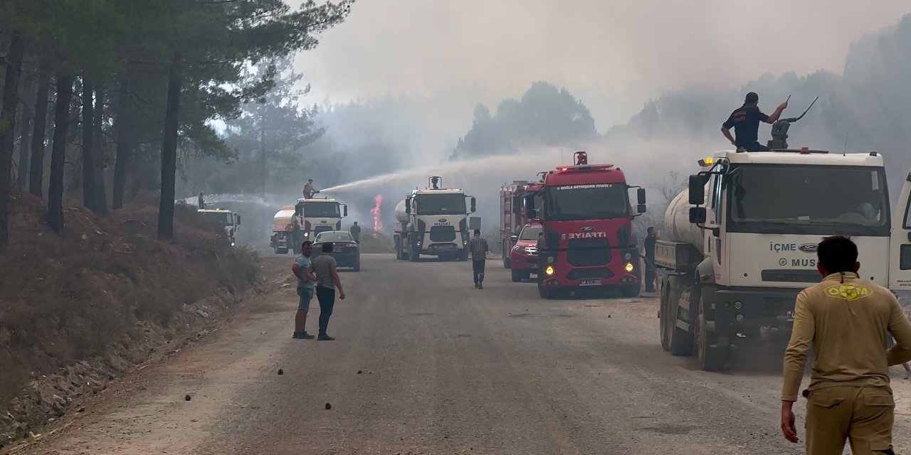 Muğla sınırında canhıraş mücadele: Ormancıların karşı ateşiyle mahalle kurtarıldı