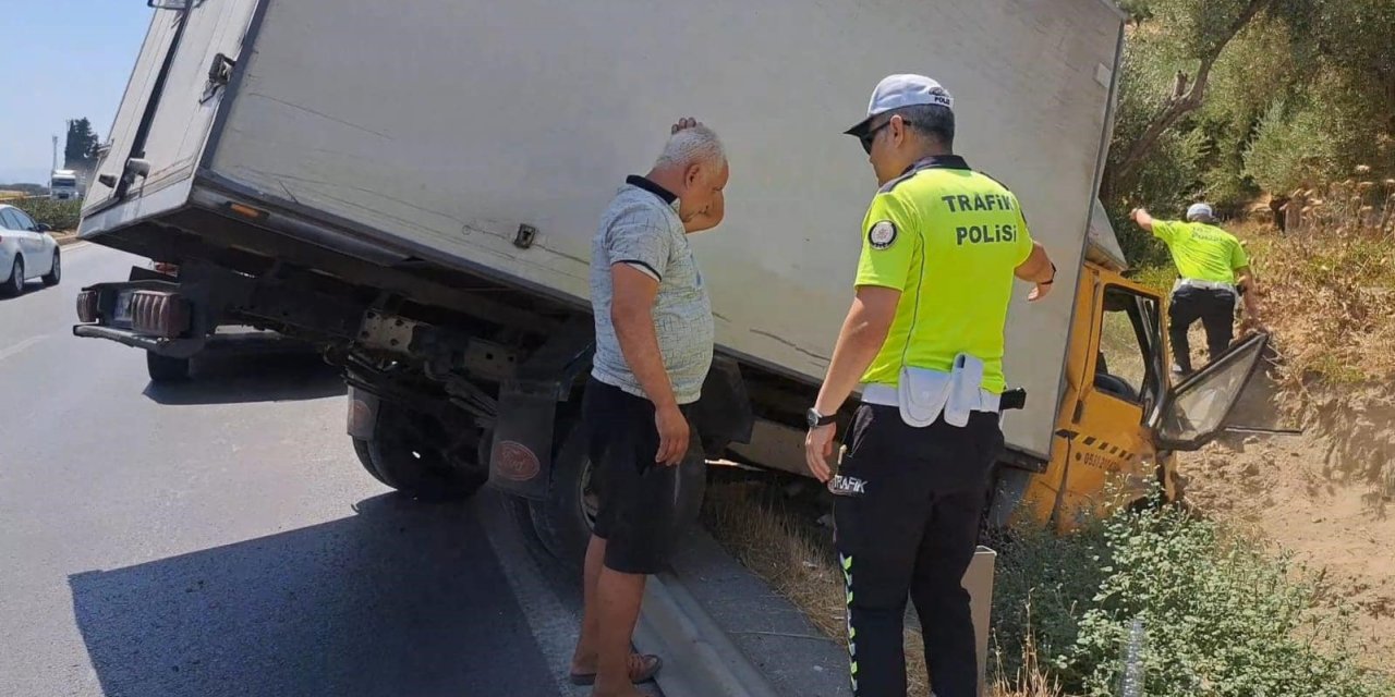 Aydın'da freni patlayan kamyonet su kanalına düştü