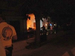 Kuşadası'nda iş hanında yangın: 7 iş yeri tamamen yandı