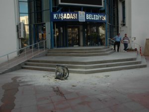 Kadın esnaf, belediye önünde eylem yaptı