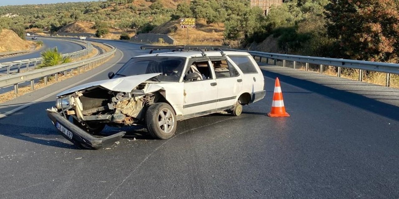 Aydın'da kaza! Bariyerlere çarpan otomobilin sürücüsü yaralandı