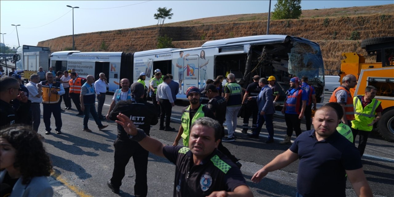 İki metrobüs çarpıştı: 1 kişi öldü, 50 kişi yaralandı, 4 kişi gözaltına alındı