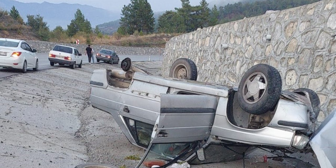 Kayganlaşan yolda kontrolden çıkan otomobil şarampole devrildi… Yaralılar var