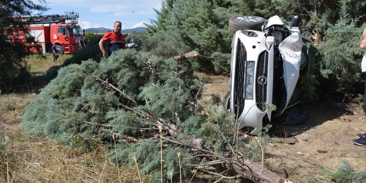 Şarampole devrilen otomobilde anne ve ikiz bebekleri yaralandı