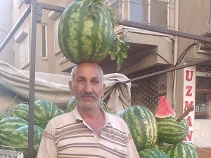 25 Kiloluk Karpuzu Kafasının Üzerinde Taşıyor