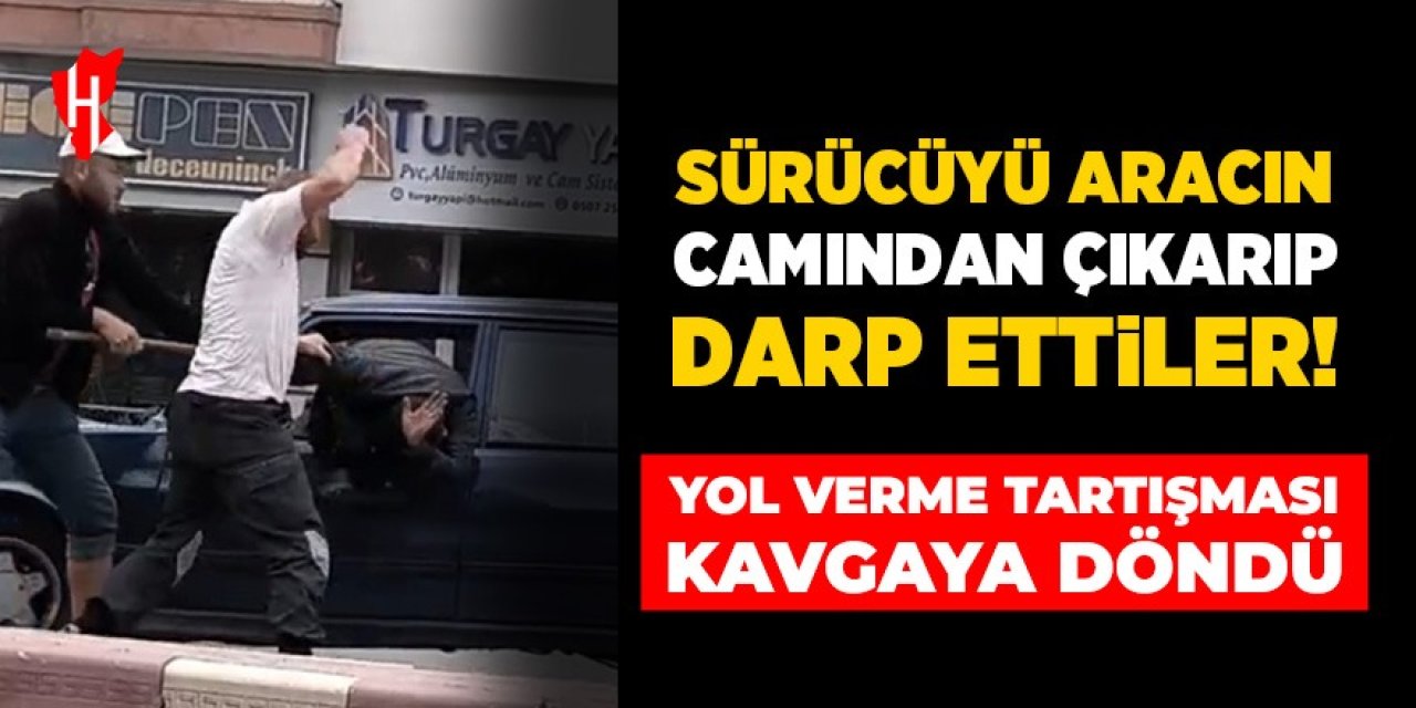 Yol verme tartışması kavgaya döndü: Sürücüyü aracın camından çıkarıp darp ettiler! O anlar kamerada