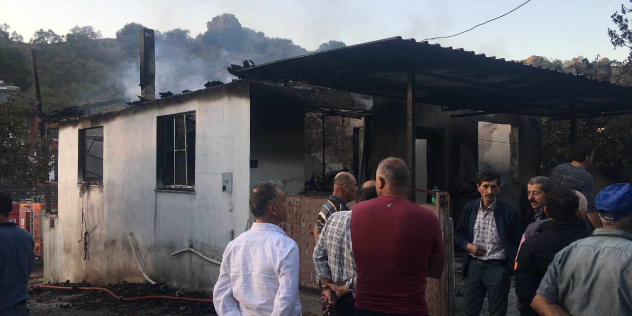 Cami imamının kaldığı lojman çıkan yangında küle döndü