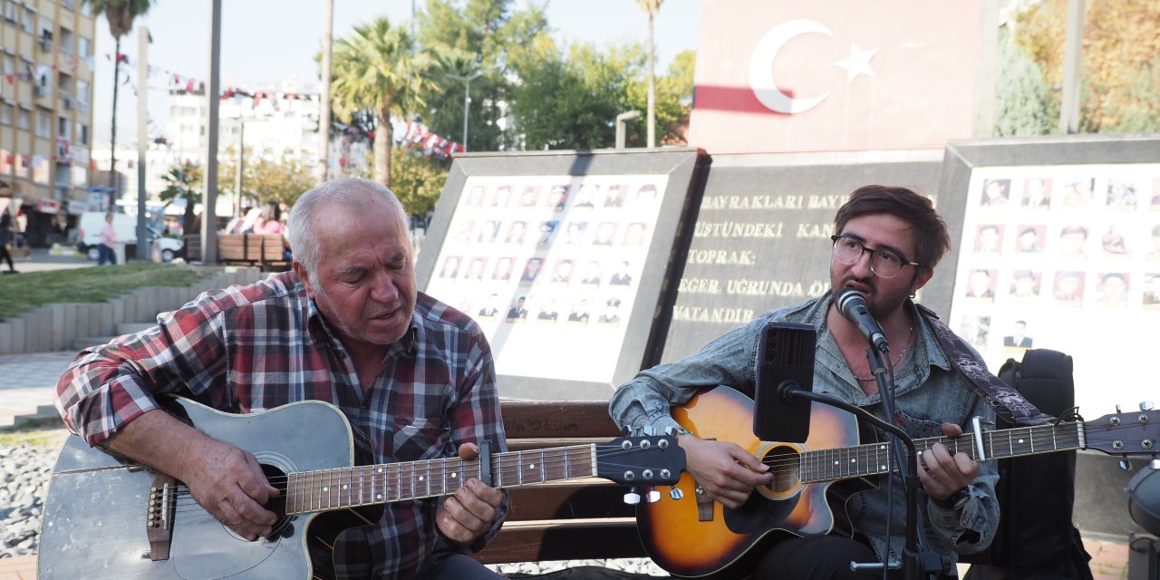 Baba oğul Nazilli'ye Cumhuriyet coşkusu yaşattı