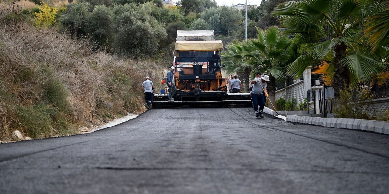 Kuşadası Belediyesi’nin yol yapım, onarım ve bakım çalışmaları hızla devam ediyor