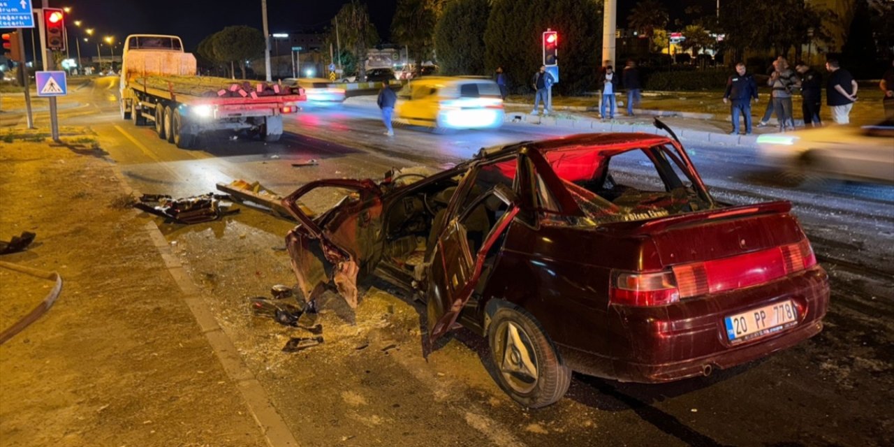 Tıra çarpan otomobil hurdaya döndü! Sürücü tedavi altına alındı