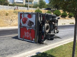 Kuşadası'nda dondurma kamyonu devrildi
