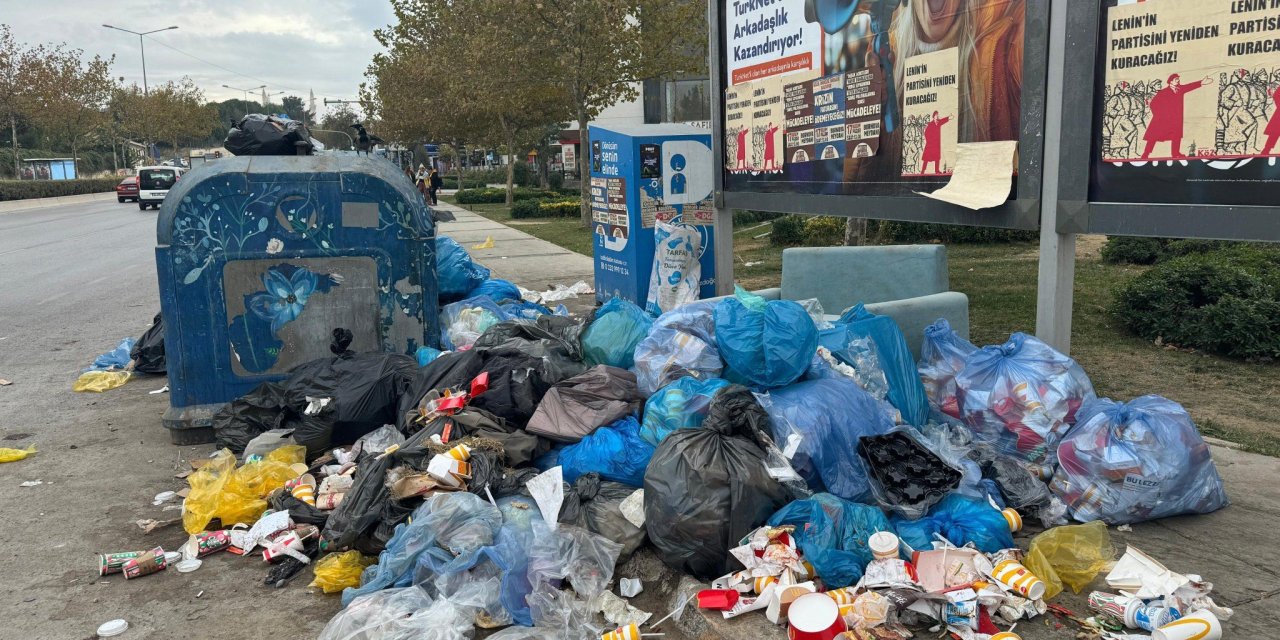 Belediye işçileri iş bıraktı, sokaklar çöp yığınına döndü