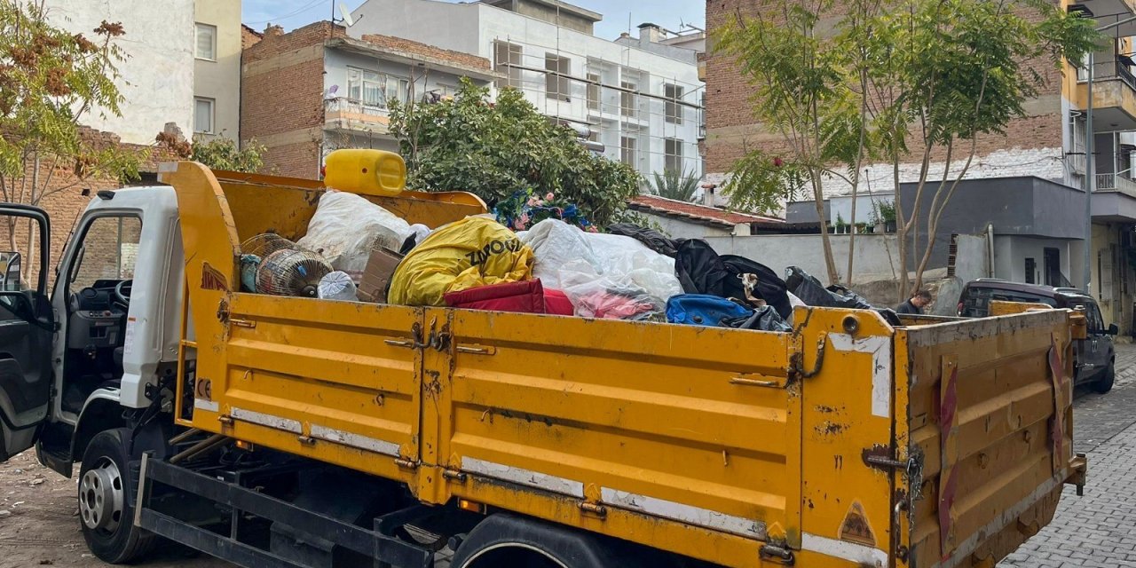 Ev ev değil çöplük! Tam 2 kamyon çıktı