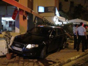 Kuşadası’nda Araç Kafeteryaya Girdi