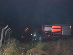 Gece Yarısı Evlere Yaklaşan Alevler Korkuttu