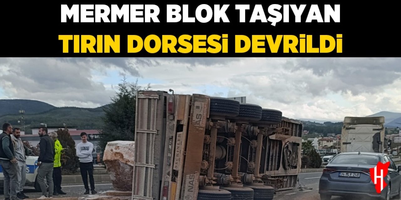 Mermer blok taşıyan tırın dorsesi devrildi