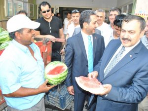 Bakan Eroğlu, Vatandaşla Birlikte Karpuz Yedi