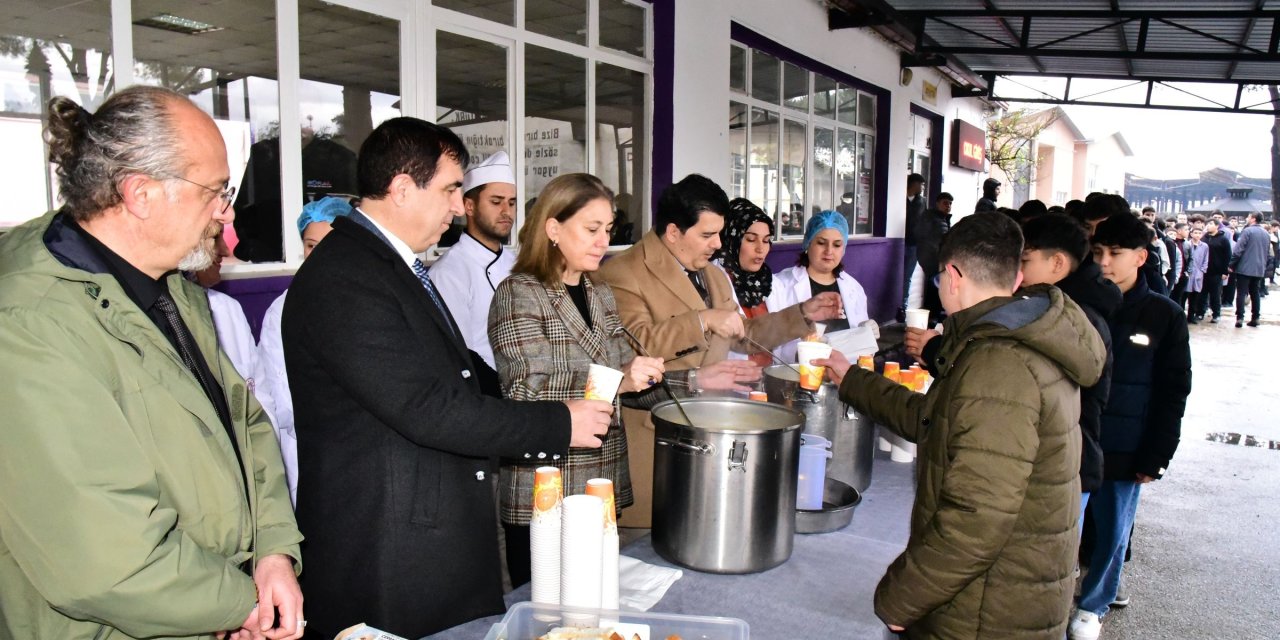 Nazilli'de gönülleri ısıtan proje: Çocuklar sıcak çorba ile derse başlıyor