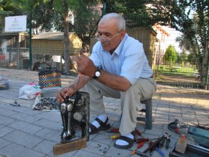 Eski Makinelere Hayat Vererek Ekmeğini Kazanıyor