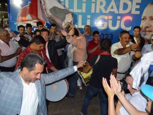 Erdoğan’ın zaferini zeybek oynatarak kutladılar