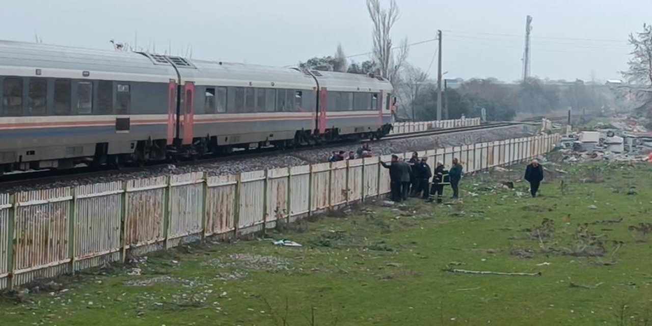 Trenin altında kalan genç adam ağır yaralandı