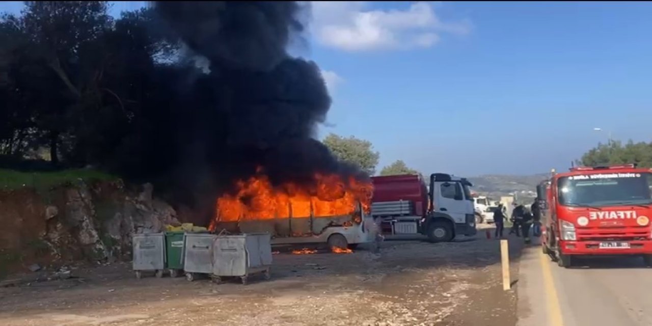 Park halindeki minibüs yanarak küle döndü!