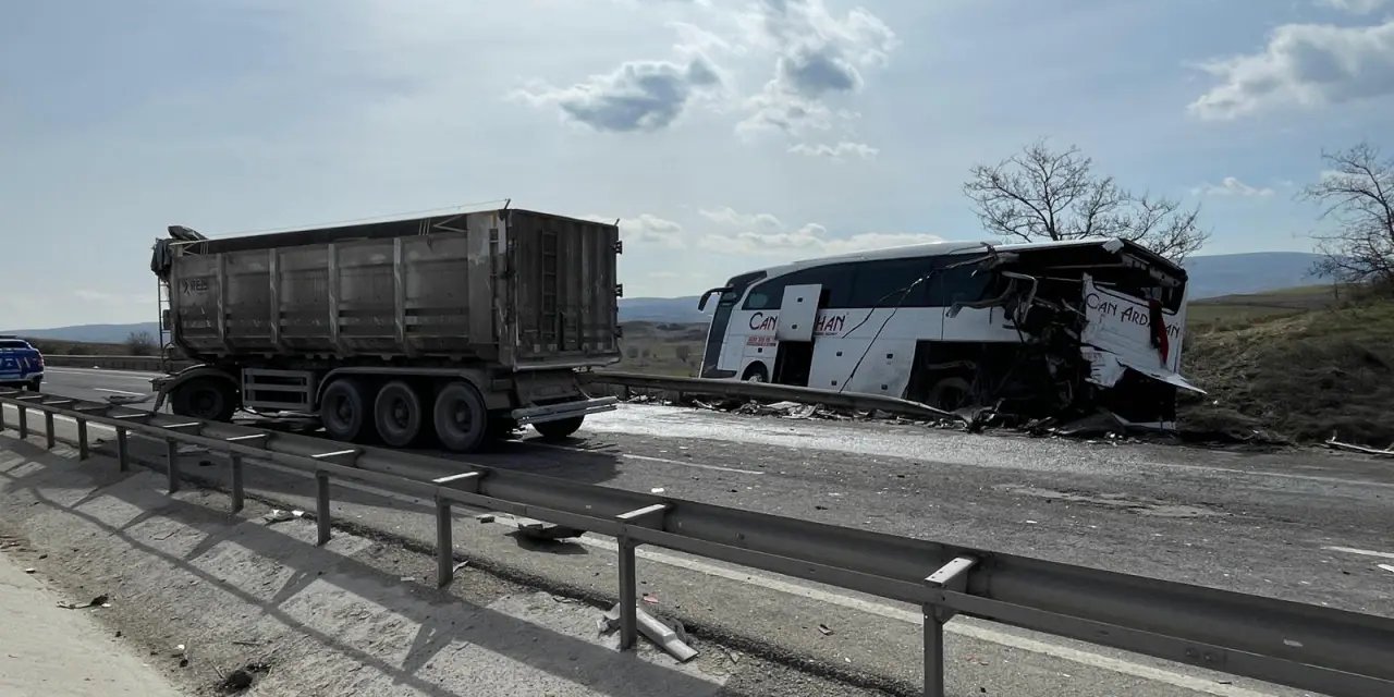 Feci kaza! Tır yolcu otobüsüne çarptı, çok sayıda yaralı var!