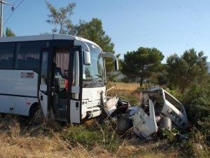 Servis Otobüsü Otomobili Altına Aldı: 3 Ölü, 11 Yaralı
