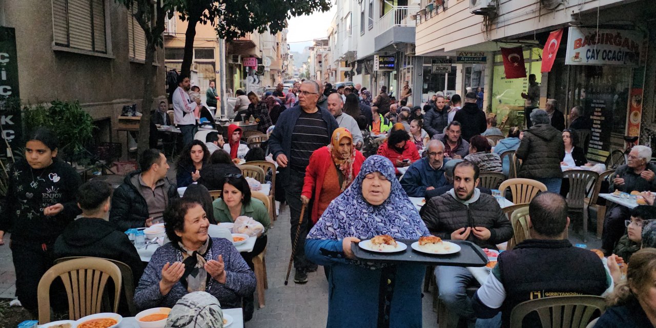 Nazilli Kuaförler Sokağı’nda geleneksel iftar yemeği programı düzenlendi