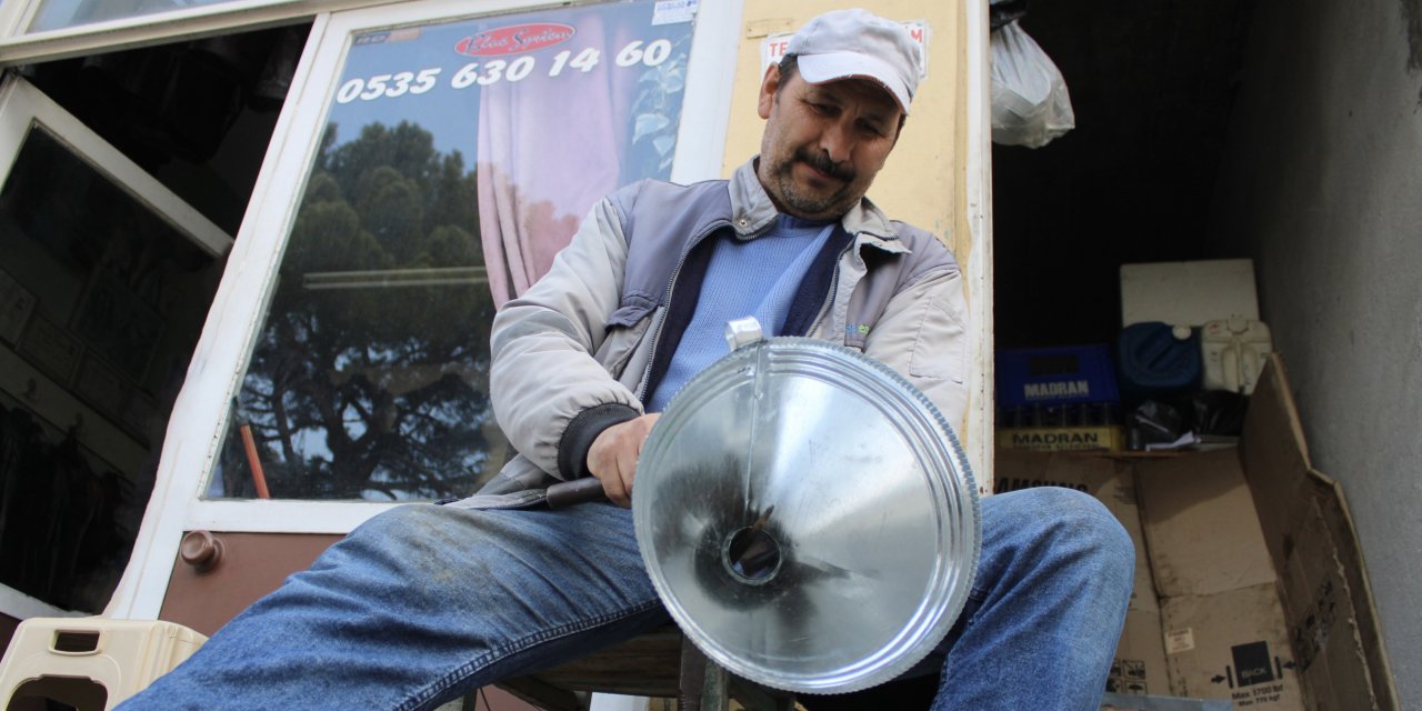 Bozdoğan’ın tek tenekecisi bir metrekarelik dükkanında mesleğini yaşatıyor