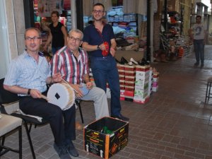 Müşterilerini darbuka ve zil çalarak karşılıyor