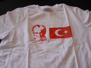 Kuşadası Belediyesi’nden Türk Bayrağı ve Atatürk Posteri açıklaması