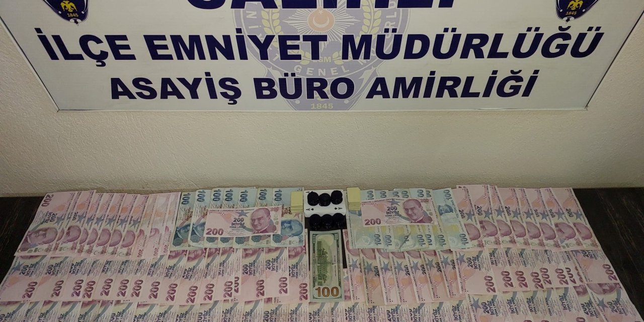 Aranan şahıslar kumar oynarken yakaladı