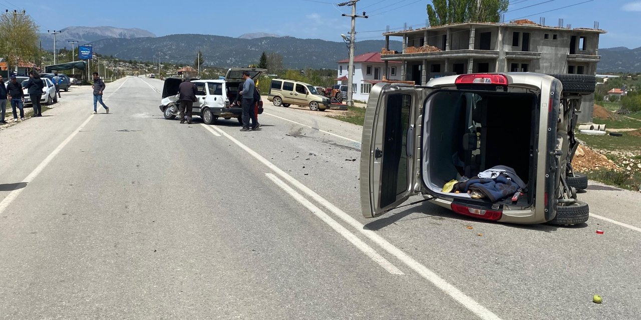 İki otomobilin çarpışması sonucu 5 kişi yaralandı