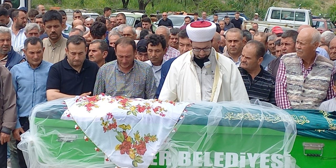 Kazada hayatını kaybeden genç kız duvağıyla uğurlandı