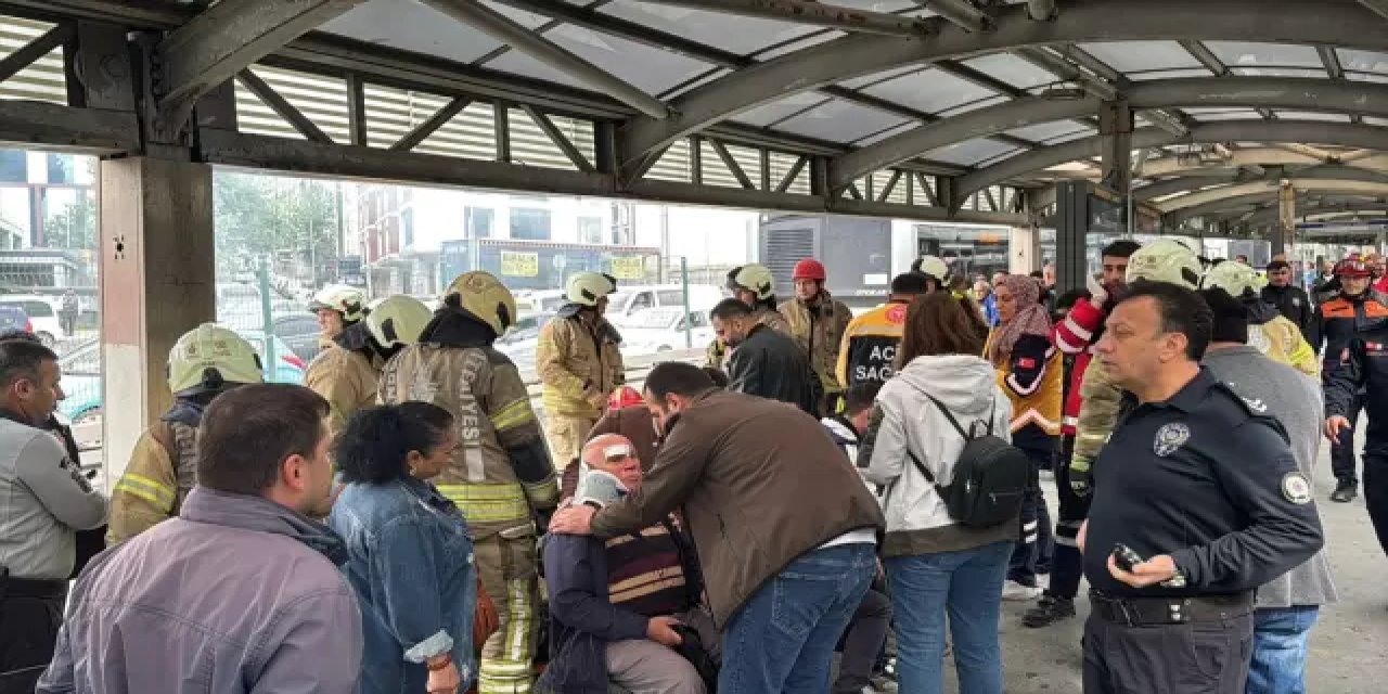 Duraktaki metrobüse arkadan gelen metrobüs çarptı: 1 ölü, 2'si ağır 20 yaralı