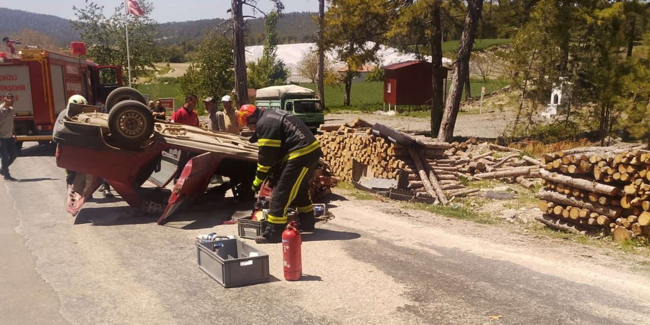 Odun sterine çarpan otomobil takla attı